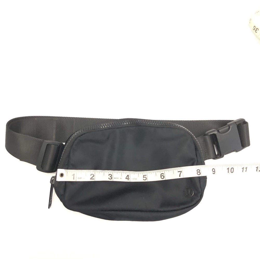 Lululemon Everywhere Belt Bag Large 1L  in Solid Black USED - Picture 6 of 11